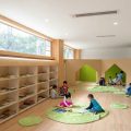 幼兒園裝修設計效果圖原木風定制收納閱讀書柜。童躲避屋，色環(huán)保裝修。