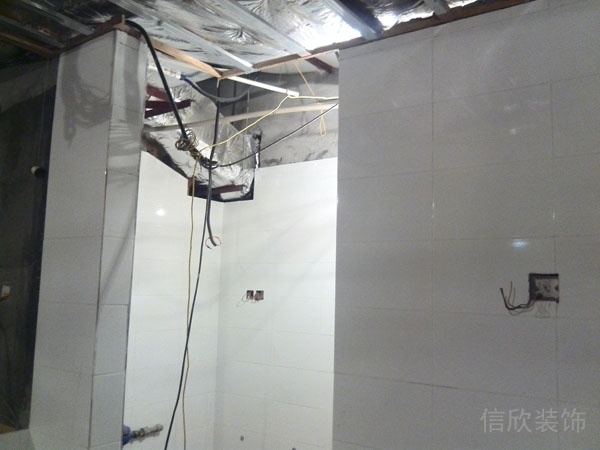 上船下船餐廳裝修施工現(xiàn)場(chǎng)_貼墻面瓷磚