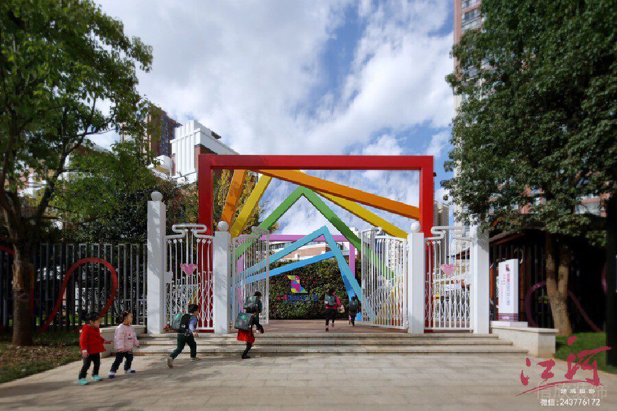 幼兒園彩虹金屬門框設(shè)計(jì)