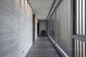 辦公室現(xiàn)代風木飾面走廊效果圖