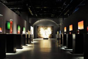 產(chǎn)品展示區(qū)域裝修效果圖工業(yè)風·現(xiàn)代展廳效果圖
