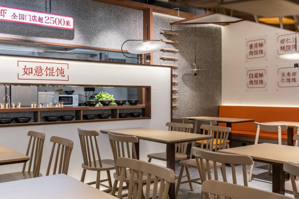 深圳龍崗京基御景時代現(xiàn)代中式風(fēng)格餛飩面食店裝修案例原木色桌椅組合