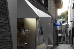 深圳市寶安區(qū)西鄉(xiāng)現代風飾品店概念店裝修設計門廳