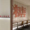 素雅白色甜品店紅色字體背景裝修設計