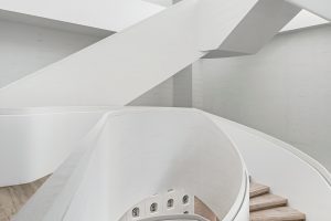 多功能復(fù)合空間展廳裝修設(shè)計(jì) 白色調(diào)螺旋樓梯