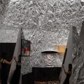 金屬感工業(yè)風(fēng)畫廊裝修設(shè)計方案 凹凸金屬顆粒感墻面