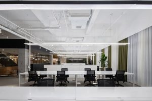 白木色簡約風(fēng)辦公室裝修設(shè)計黑白色辦公大廳效果圖
