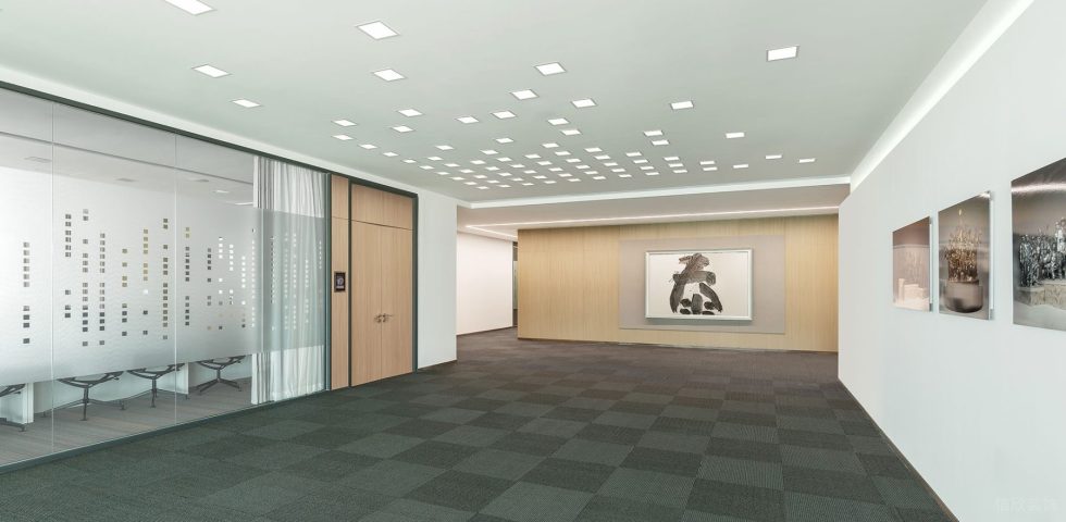 淡色現(xiàn)代風辦公室裝修設計淺色調過廊效果圖