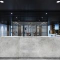 黑白灰高端現(xiàn)代風(fēng)辦公室裝修設(shè)計黑灰色水吧接待區(qū)效果圖