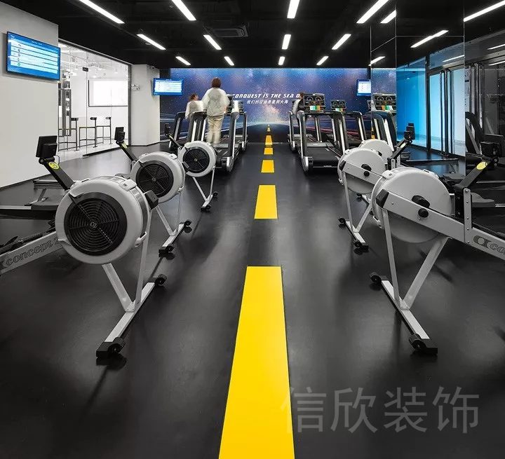 對稱式設(shè)計(jì)現(xiàn)代健身房裝修設(shè)計(jì)器械運(yùn)動(dòng)區(qū)