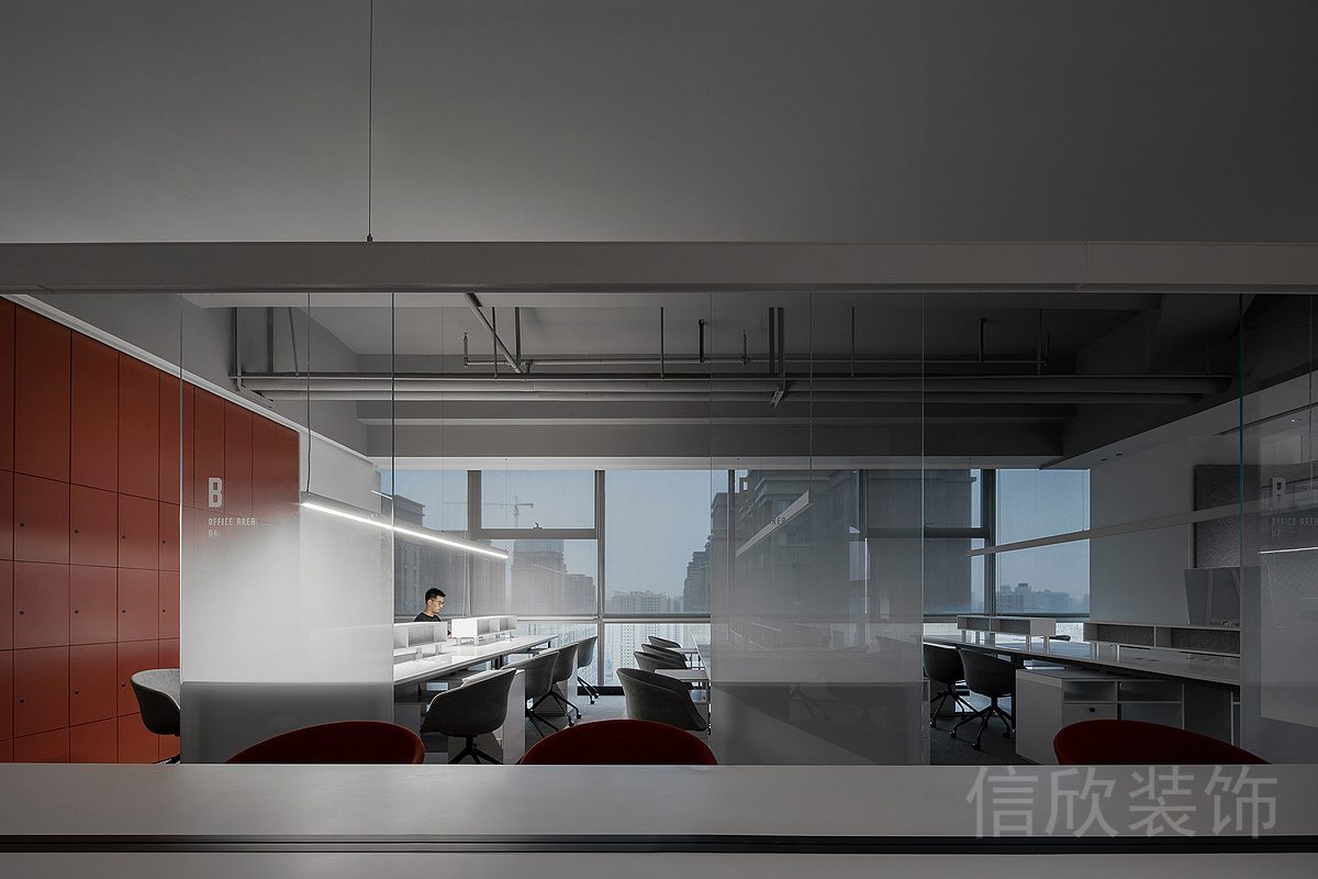 漸變玻璃墻體隔斷橙色收納墻柜電腦工作辦公室裝修設(shè)計