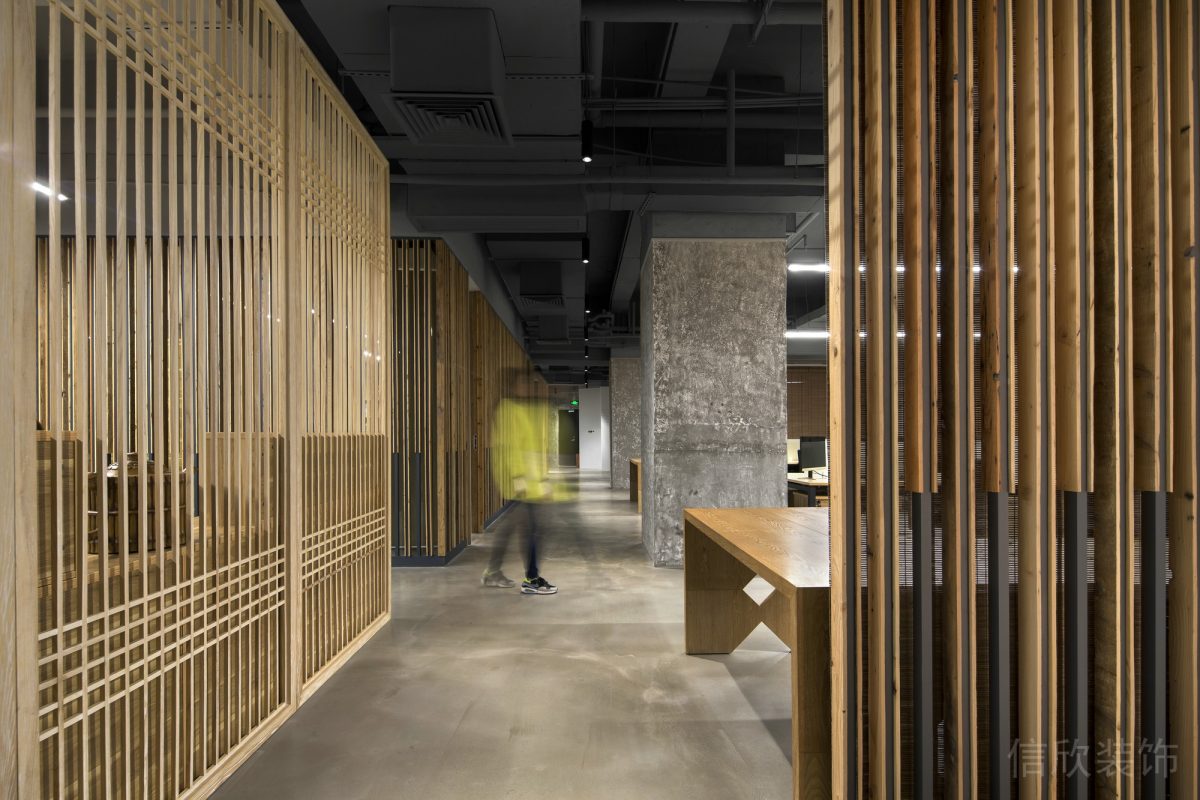 辦公室裝修設計走廊竹編鏤空墻體設計效果工業(yè)風墻柱設計