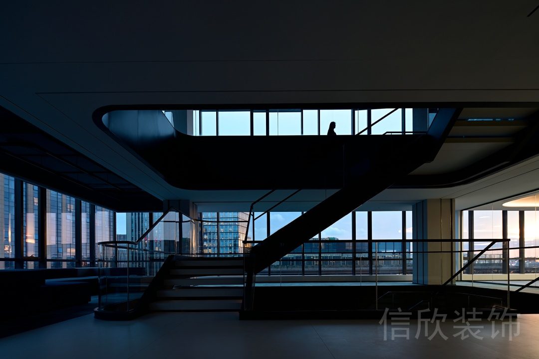 弧線圓角設計天花鏤空創(chuàng)意裝修辦公室過道鏤空設計圖